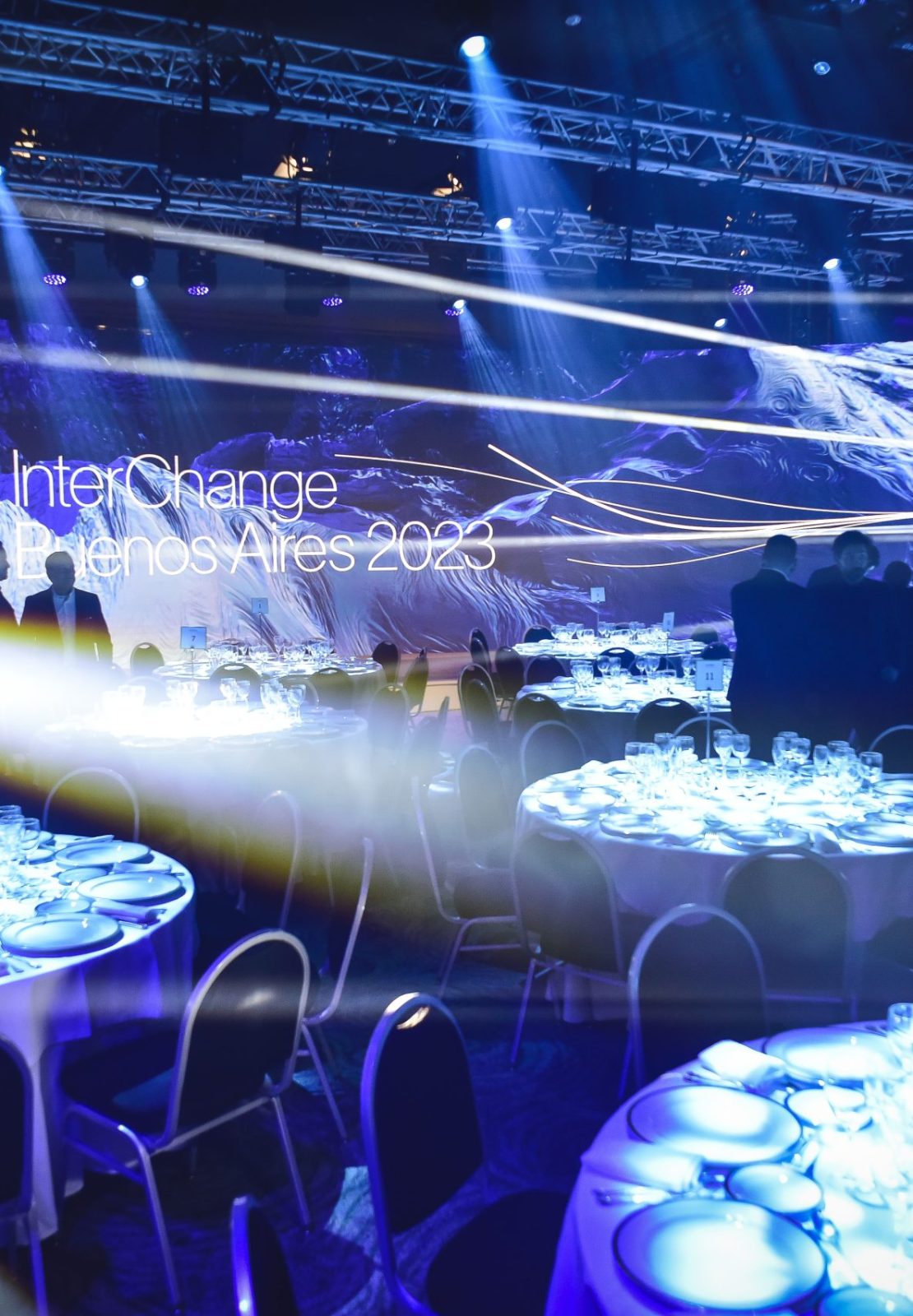 Immersive conference setup with round banquet tables, dynamic lighting, and a large 360° screen during the Conference in Buenos Aires – Immersive 360°.